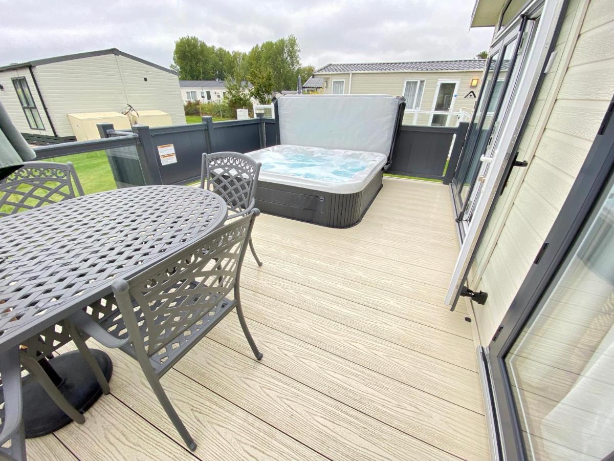 Wildflower, Premium Plus Hot Tub Lodge South Cerney Exterior photo
