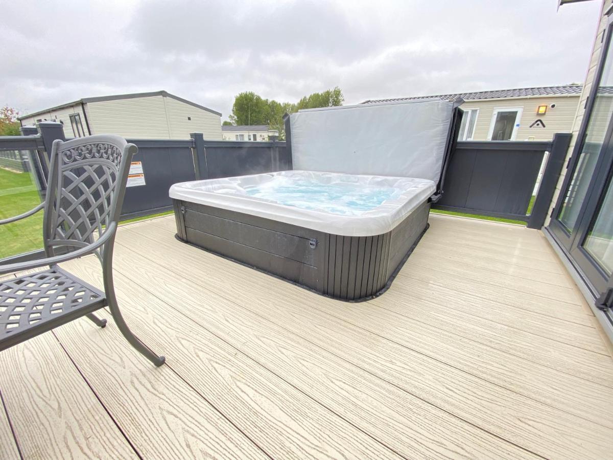 Wildflower, Premium Plus Hot Tub Lodge South Cerney Exterior photo