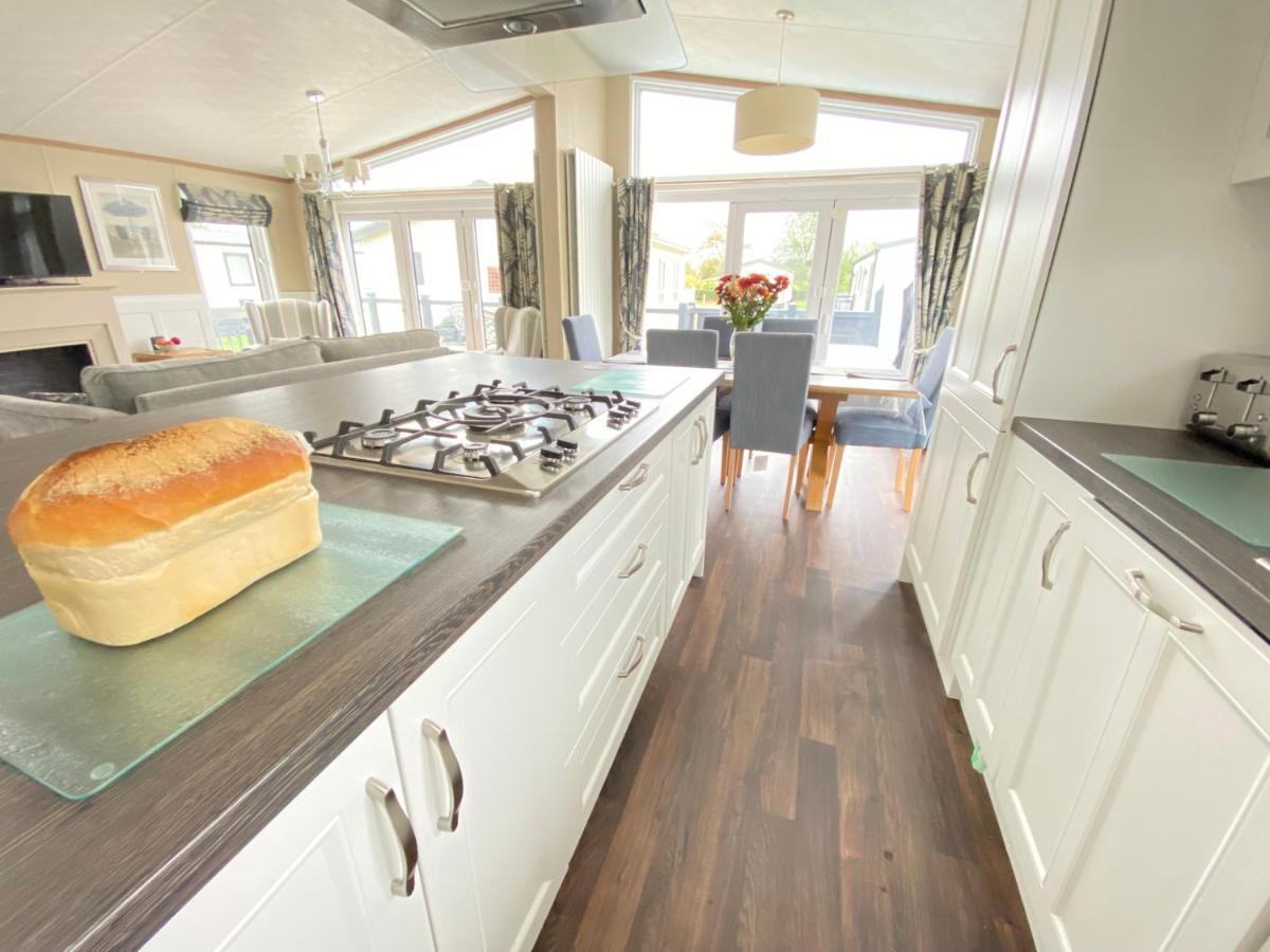 Wildflower, Premium Plus Hot Tub Lodge South Cerney Exterior photo
