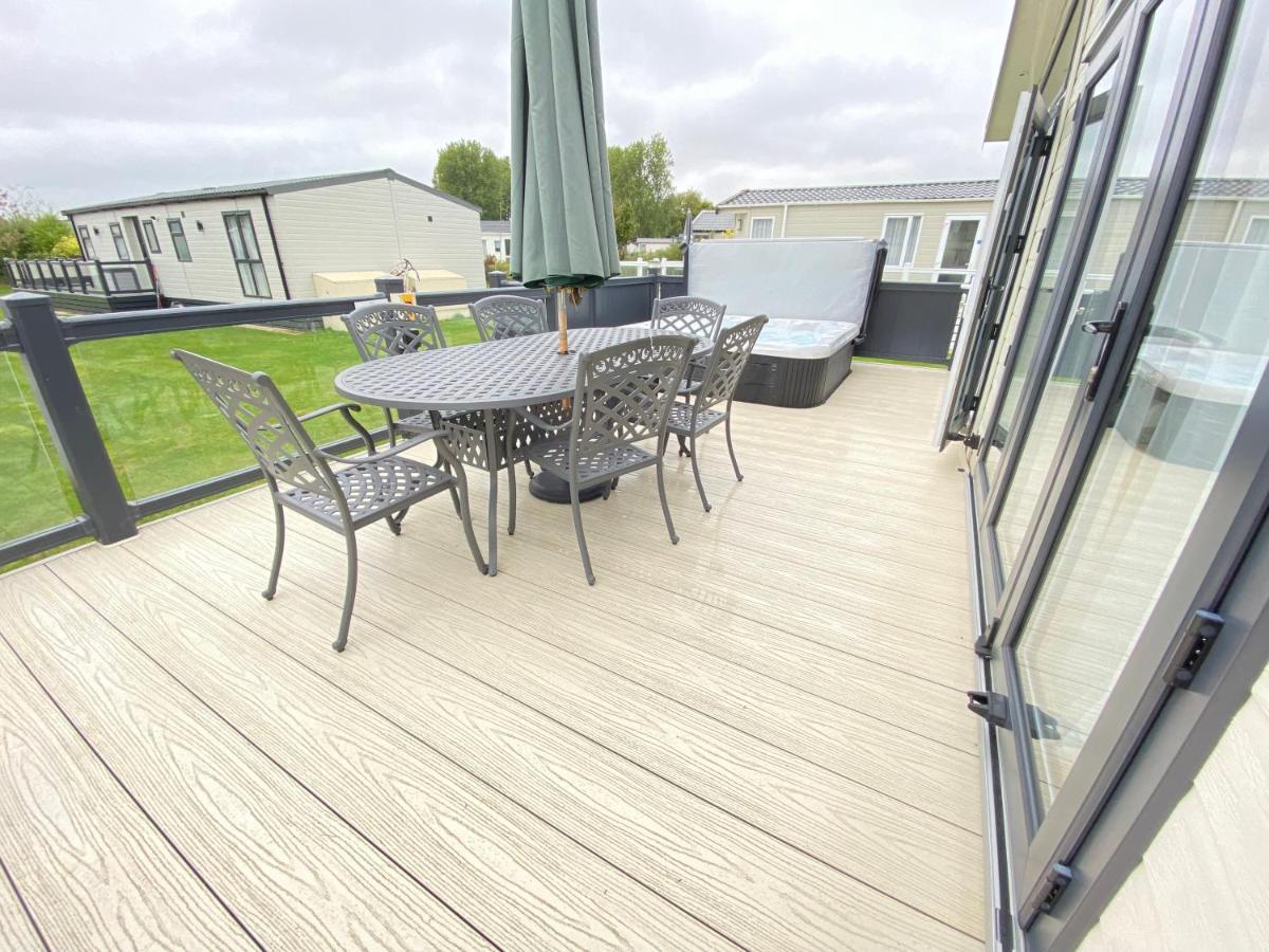 Wildflower, Premium Plus Hot Tub Lodge South Cerney Exterior photo