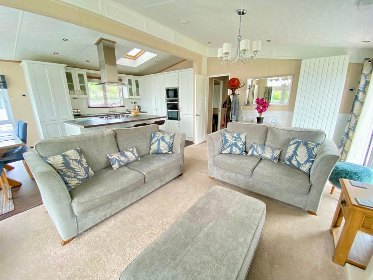 Wildflower, Premium Plus Hot Tub Lodge South Cerney Exterior photo