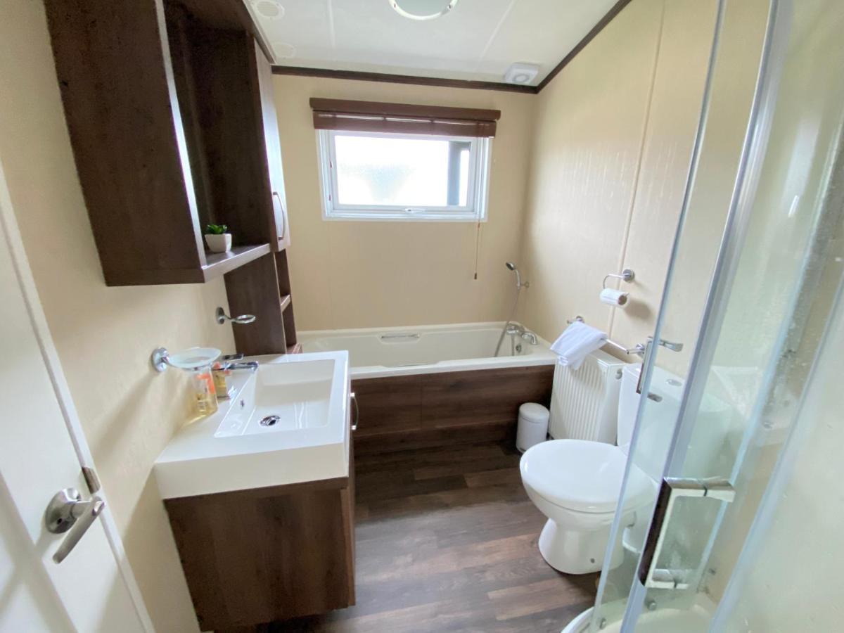 Wildflower, Premium Plus Hot Tub Lodge South Cerney Exterior photo