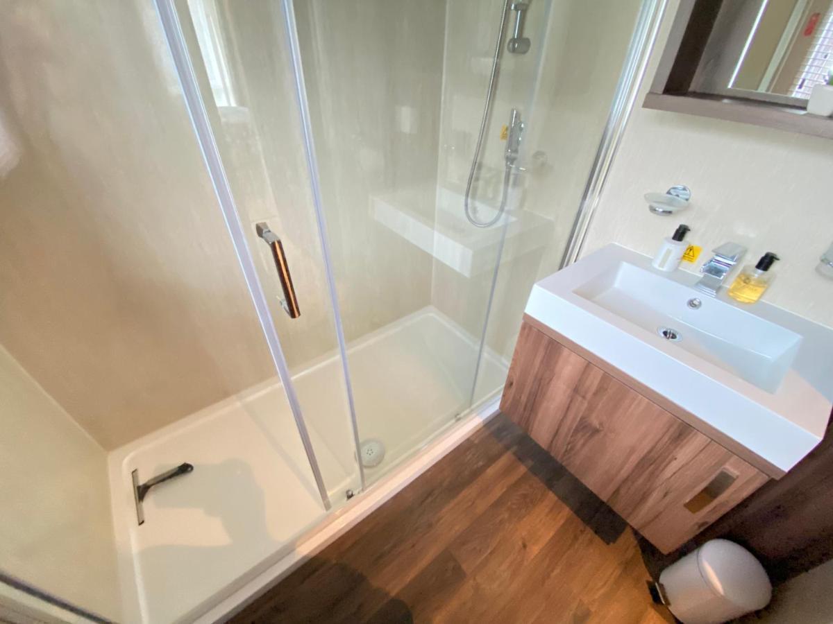 Wildflower, Premium Plus Hot Tub Lodge South Cerney Exterior photo