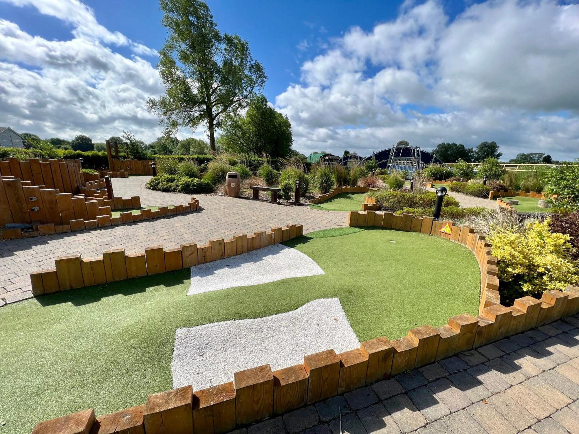 Wildflower, Premium Plus Hot Tub Lodge South Cerney Exterior photo