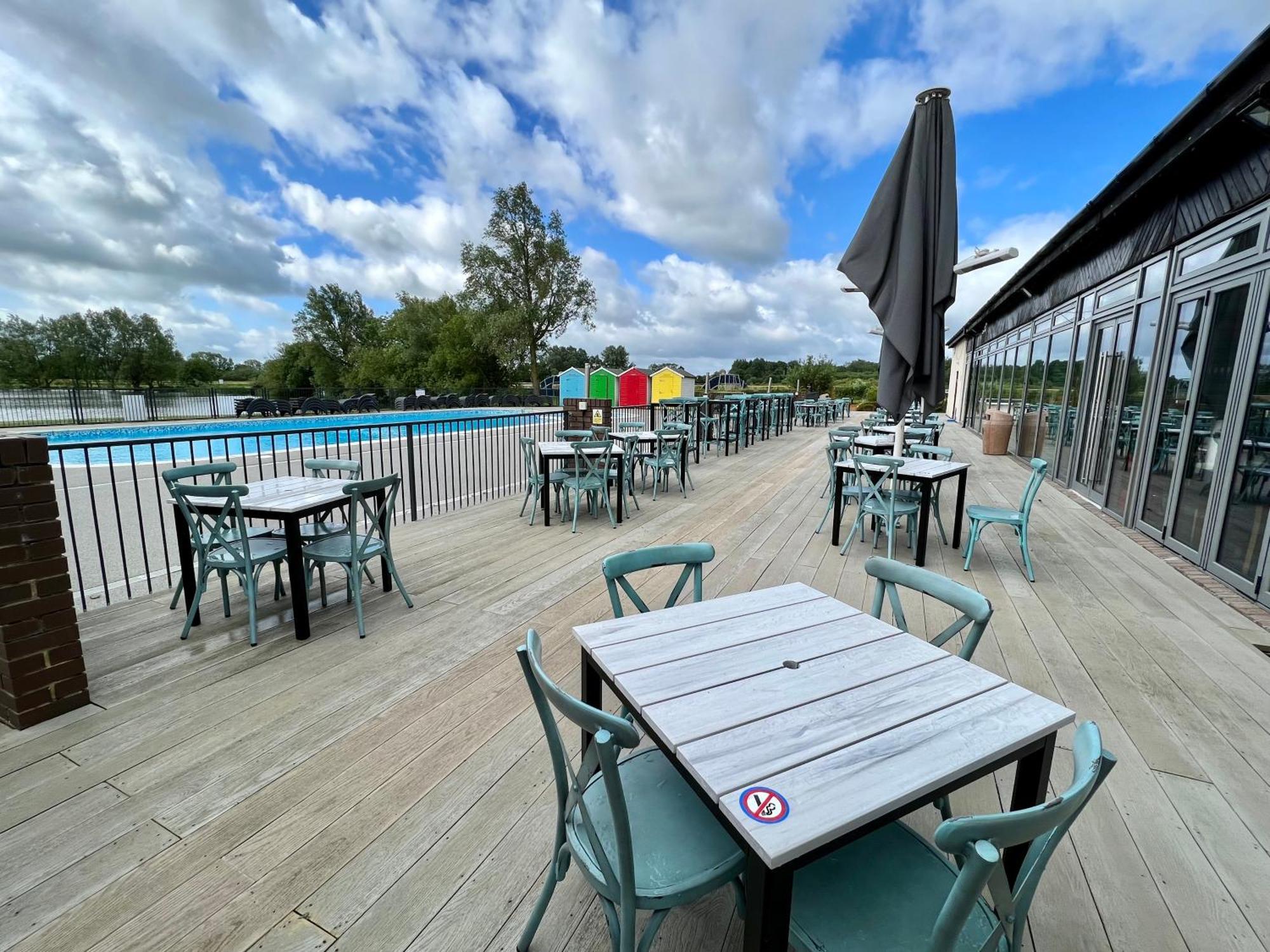 Wildflower, Premium Plus Hot Tub Lodge South Cerney Exterior photo