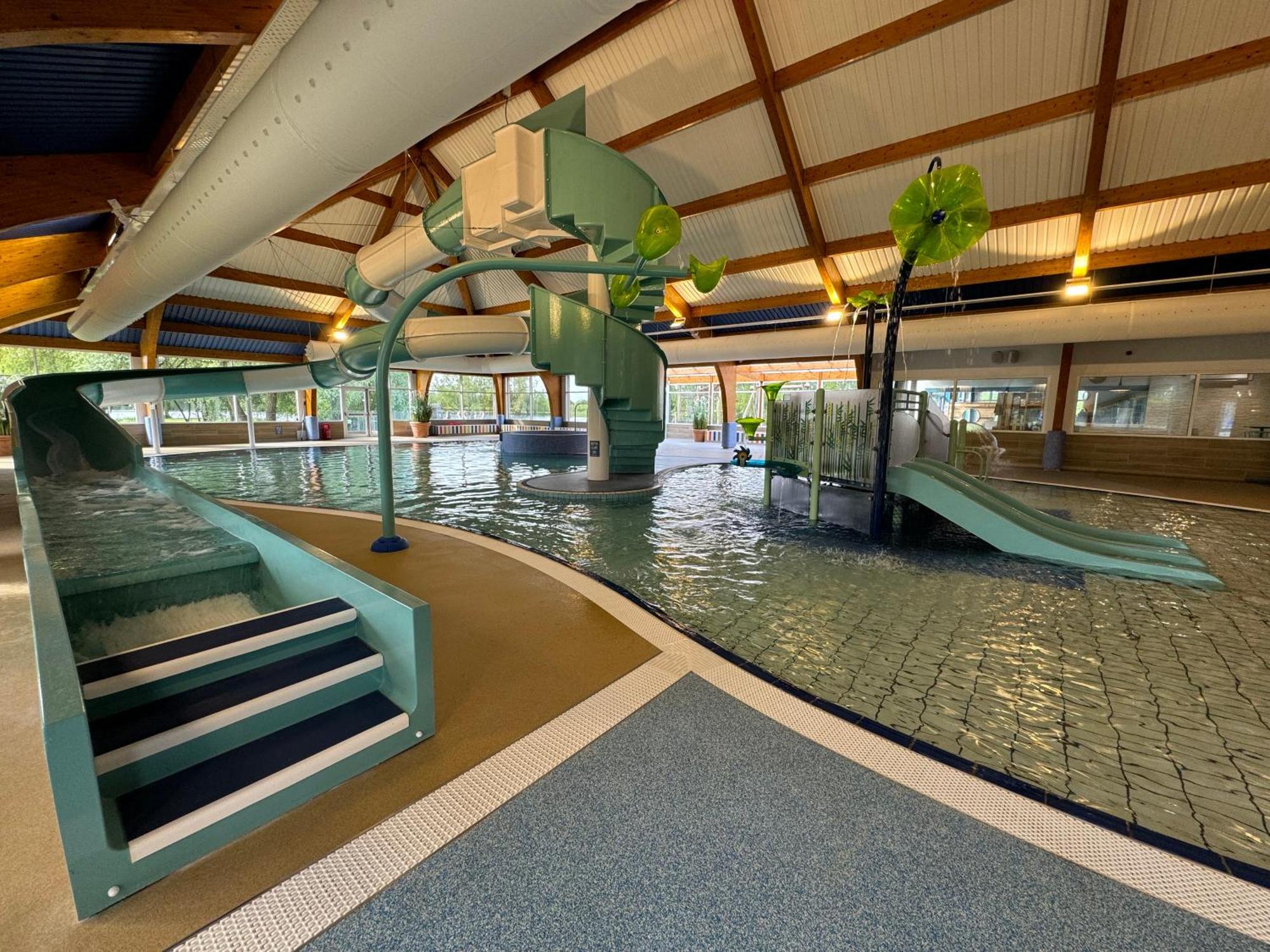 Wildflower, Premium Plus Hot Tub Lodge South Cerney Exterior photo
